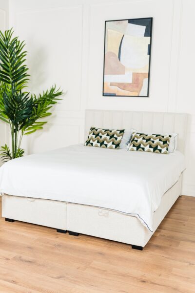 Lit coffre Prada 2 places, tissu chenille écru, fabrication européenne.