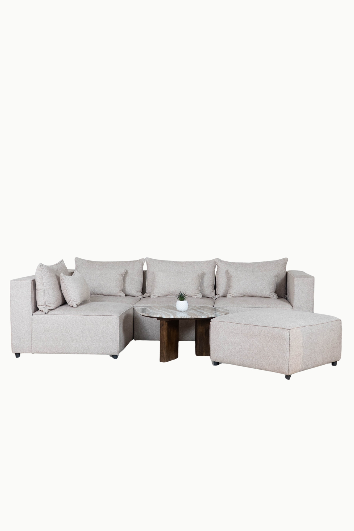 Canapé d'angle modulable en tissu chenille beige, composé de plusieurs modules avec coussins assortis"