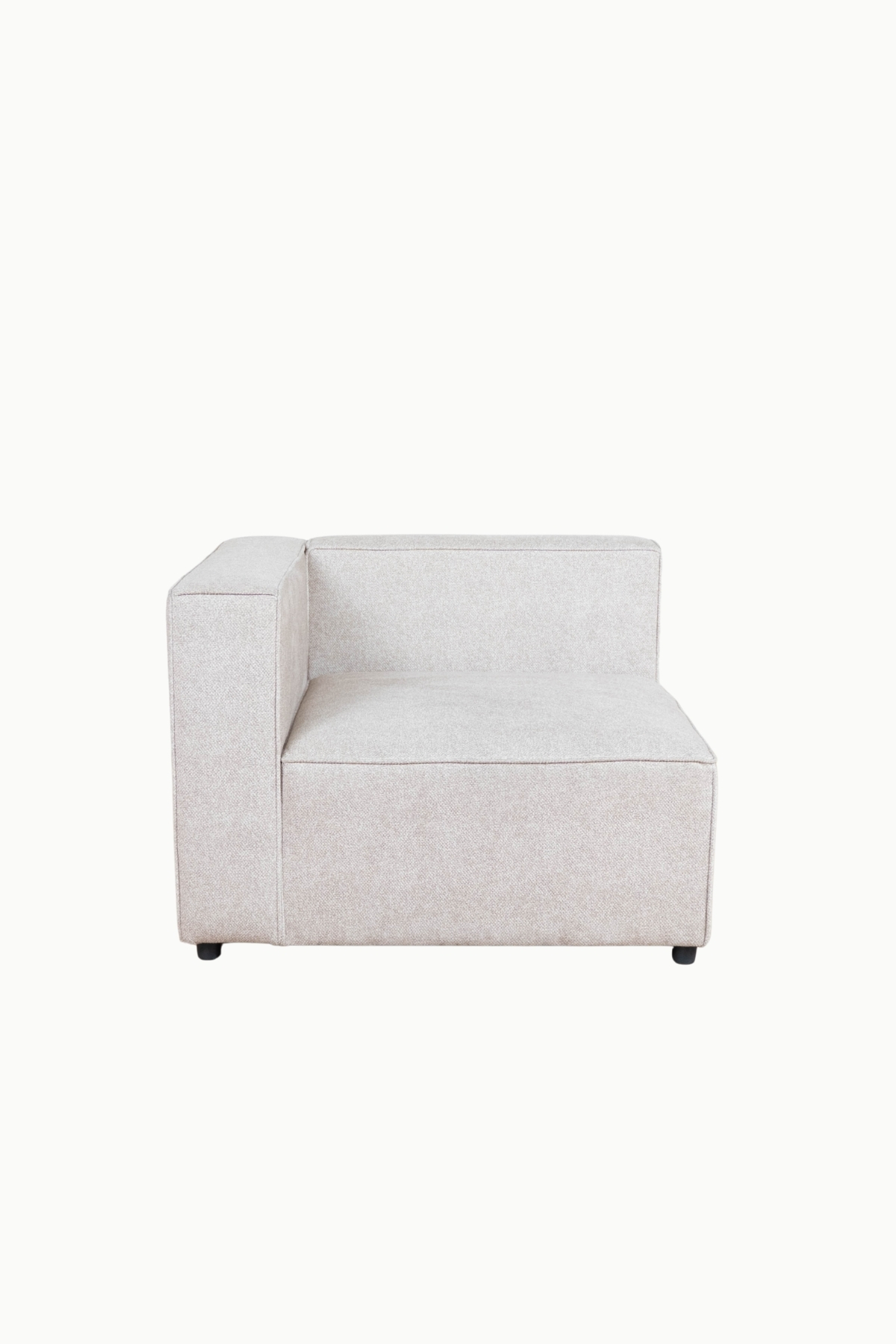 Canapé d'angle modulable en tissu chenille beige, composé de plusieurs modules avec coussins assortis"