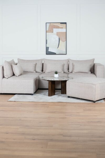 Canapé d'angle modulable en tissu chenille beige, composé de plusieurs modules avec coussins assortis"