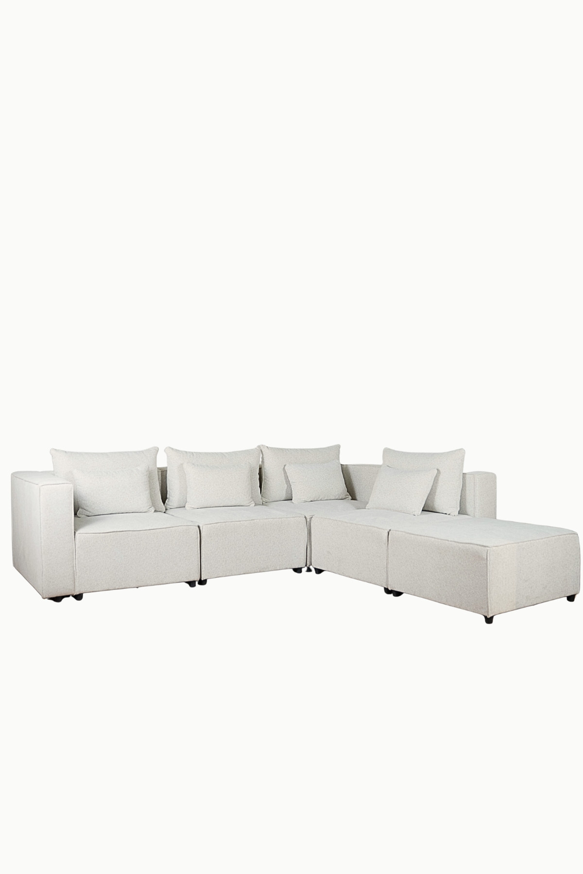 Canapé d'angle modulable en tissu chenille écru, composé de plusieurs modules avec coussins assortis"