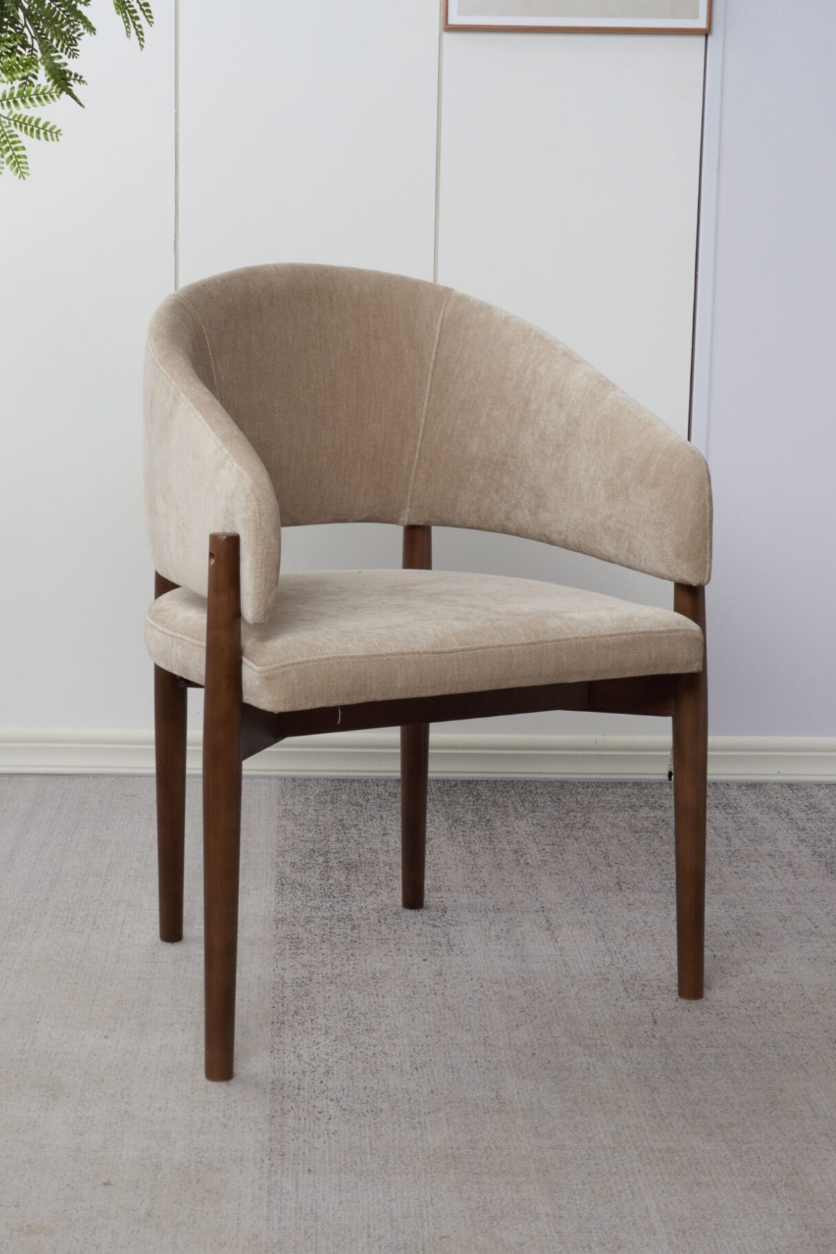 Chaise Rosa en bois d’hévéa avec tissu chenille taupe et pieds marrons