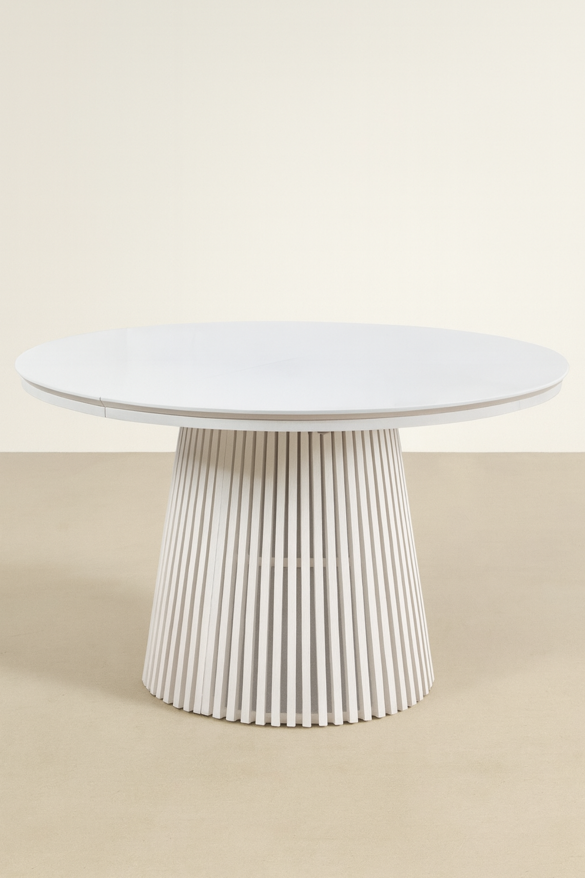 TABLE À MANGER ANNA CREAM Table extensible Anna en bois MDF crème avec piétement conique nervuré, ronde 120 cm extensible à 160 et 200 cm, disponible en crème ou marron, design moderne et fonctionnel Maison des Meubles