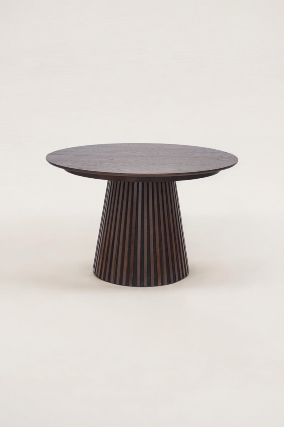 Table extensible Anna en bois MDF marron avec piétement conique nervuré, ronde 120 cm extensible à 160 et 200 cm, disponible en crème ou marron, design moderne et fonctionnel Maison des Meubles