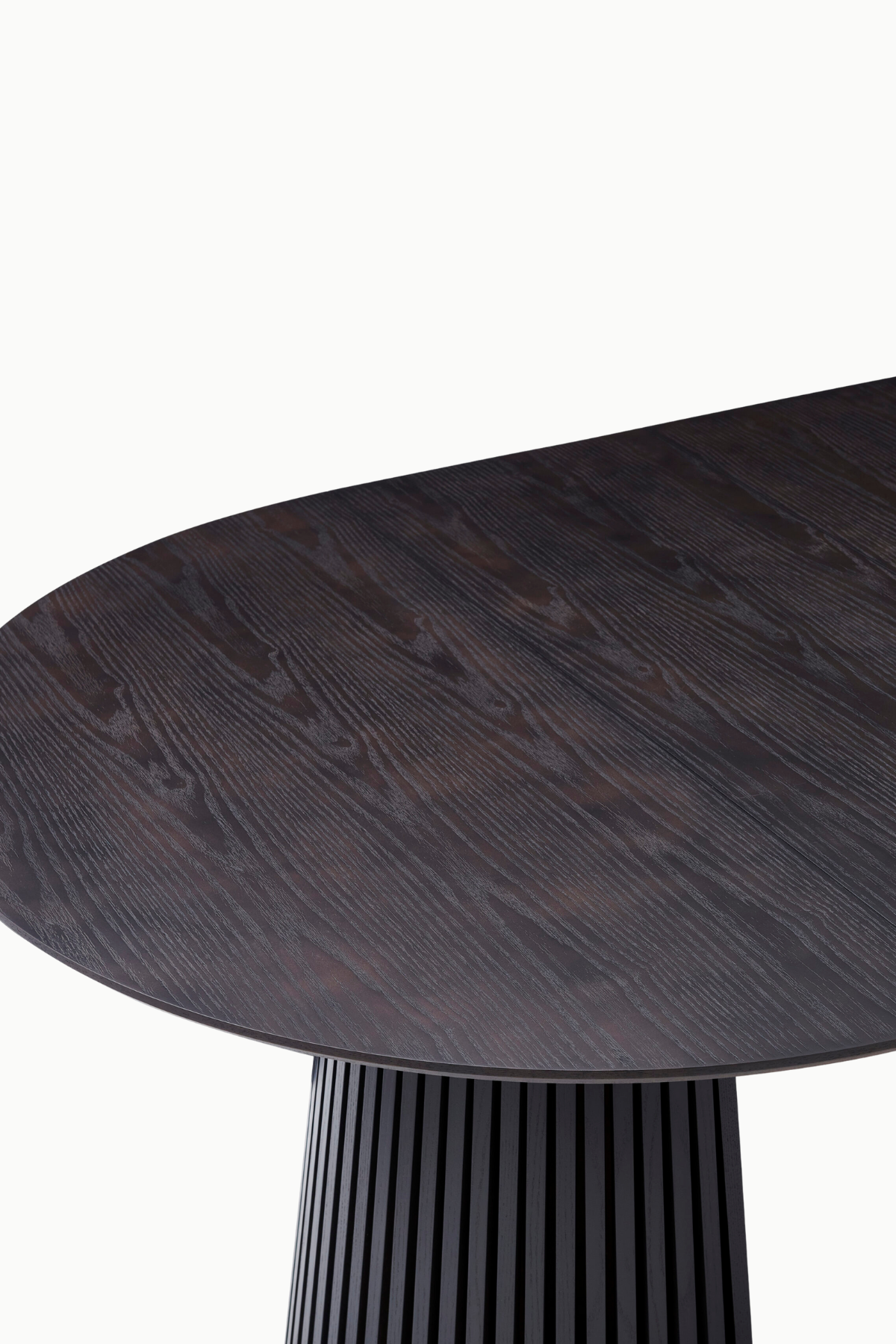 Table extensible Anna en bois MDF avec piétement conique nervuré, ronde 120 cm extensible à 160 et 200 cm, disponible en crème ou marron, design moderne et fonctionnel Maison des Meubles