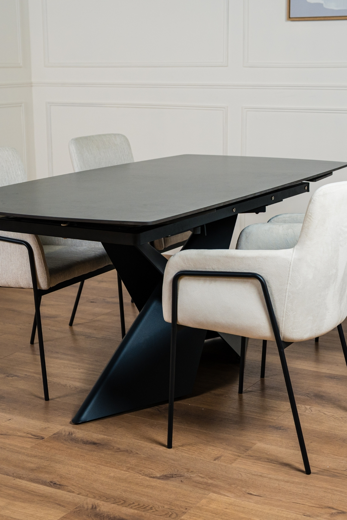 Table à manger EMPIRE extensible, plateau céramique. Couleur noire.