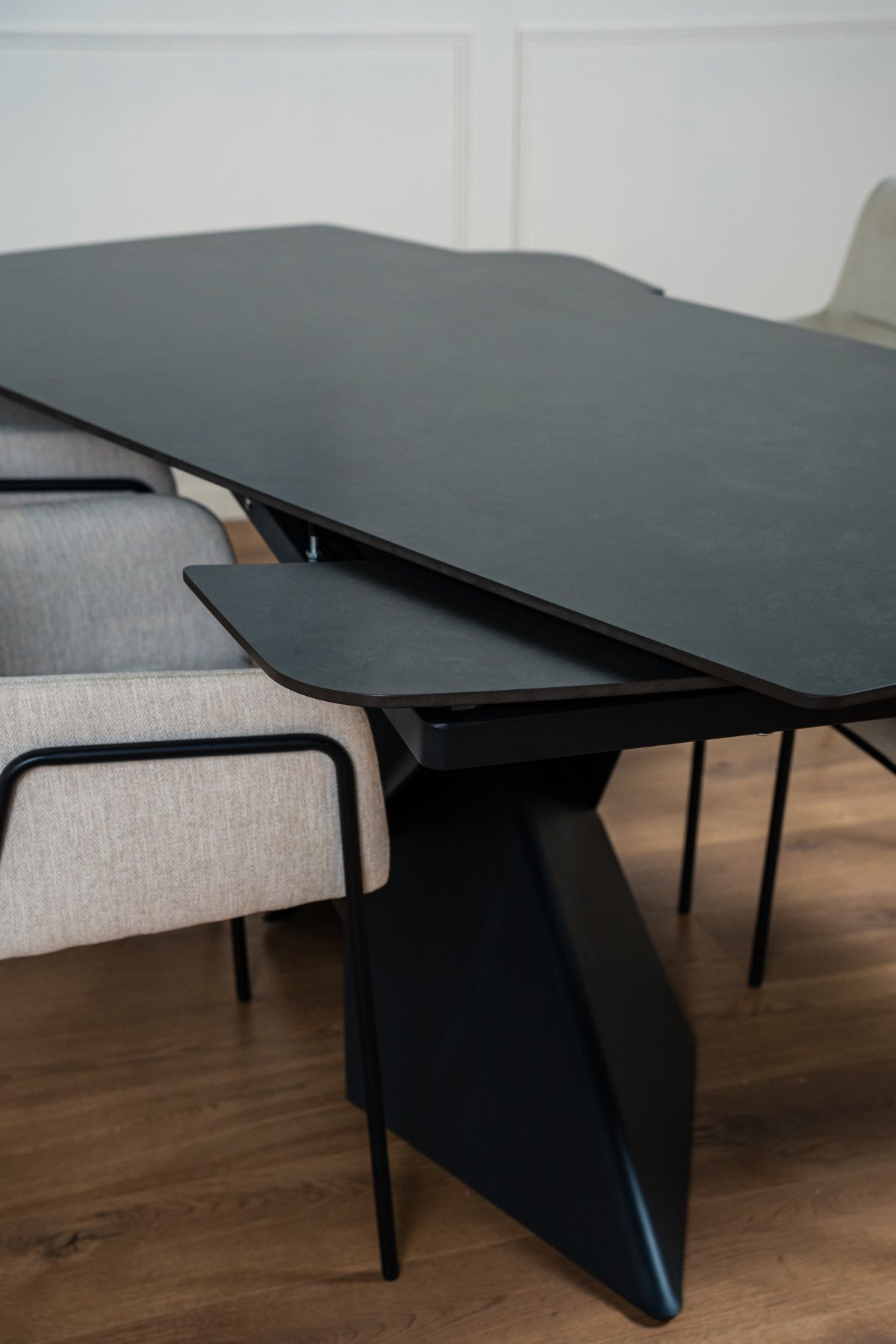 Table à manger EMPIRE extensible, plateau céramique. Couleur noire.