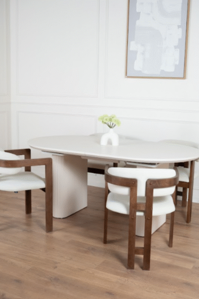 Table à manger Pillard extensible accompagné de chaises en bois BERGAMO