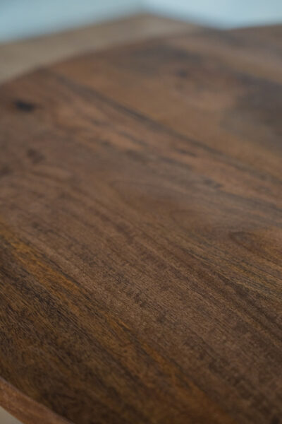 Table basse Leana ronde en bois d’acacia marron avec piètement sculptural