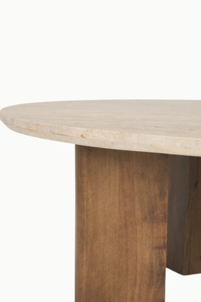 Table basse Lia ovale en travertin avec pieds en bois de manguier marron