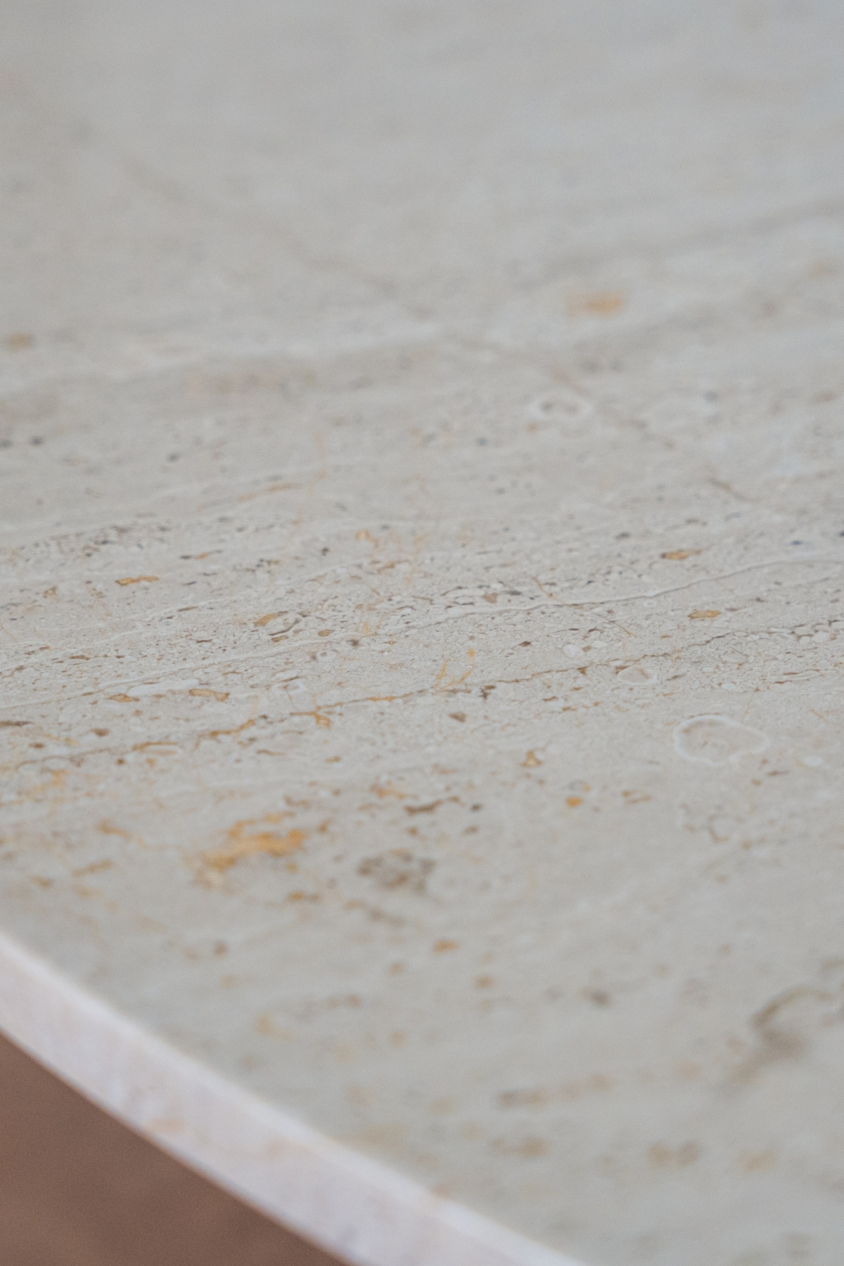 Table basse Mila en bois massif et travertin, forme ronde 90 cm, style naturel élégant