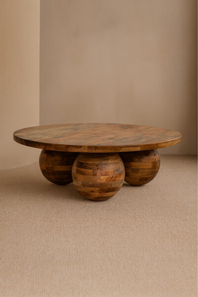 Table basse Balls ronde en bois de manguier marron avec pieds boule sculpturaux