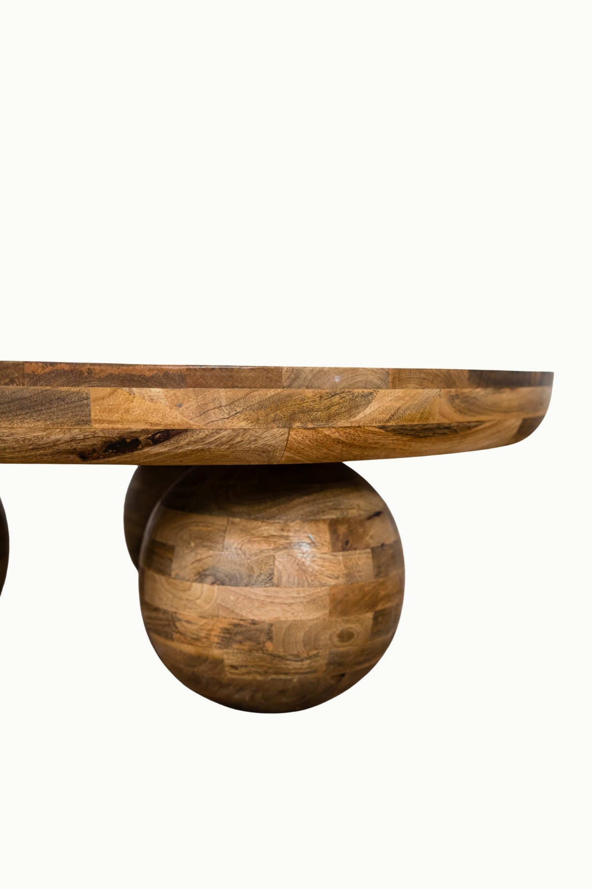 Table basse Balls ronde en bois de manguier marron avec pieds boule sculpturaux