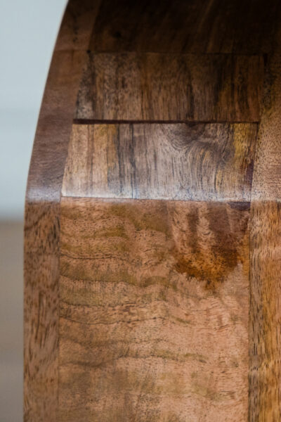 Table basse Leana ronde en bois d’acacia marron avec piètement sculptural