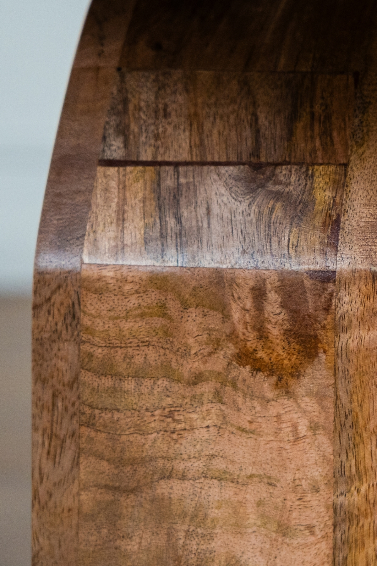 Table basse Leana ronde en bois d’acacia marron avec piètement sculptural