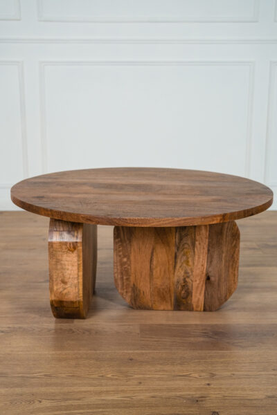 Table basse Leana ronde en bois d’acacia marron avec piètement sculptural