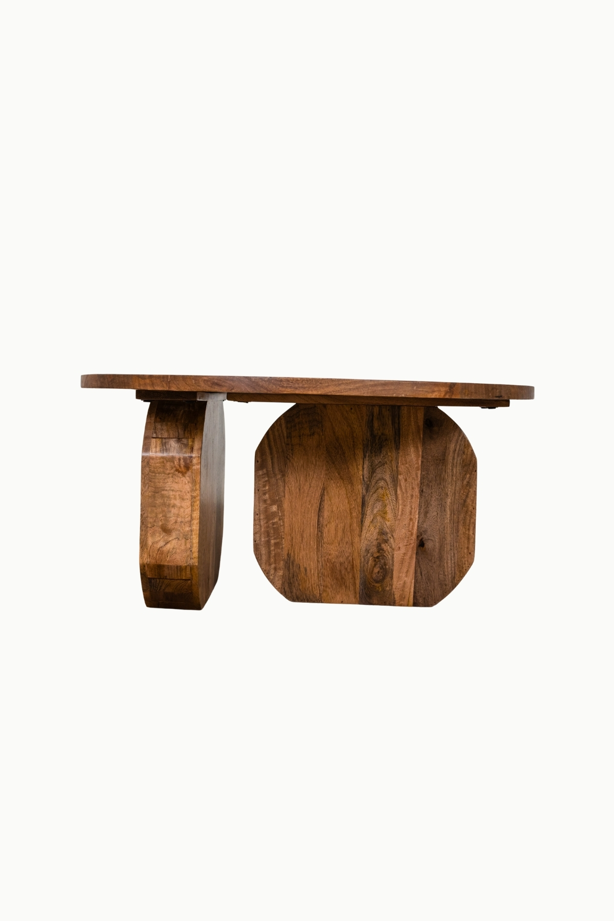 Table basse Leana ronde en bois d’acacia marron avec piètement sculptural
