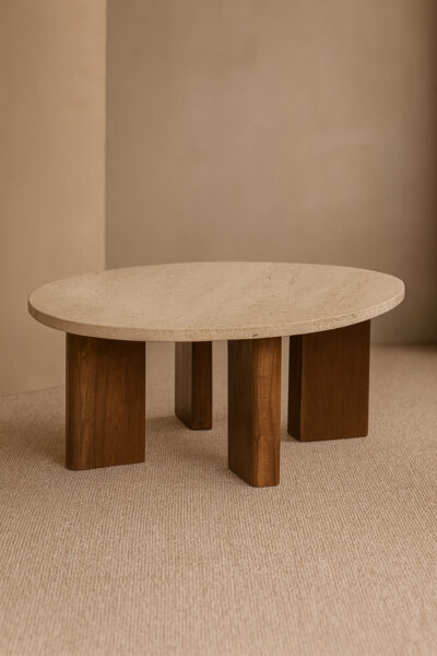 Table basse Lia ovale en travertin avec pieds en bois de manguier marron