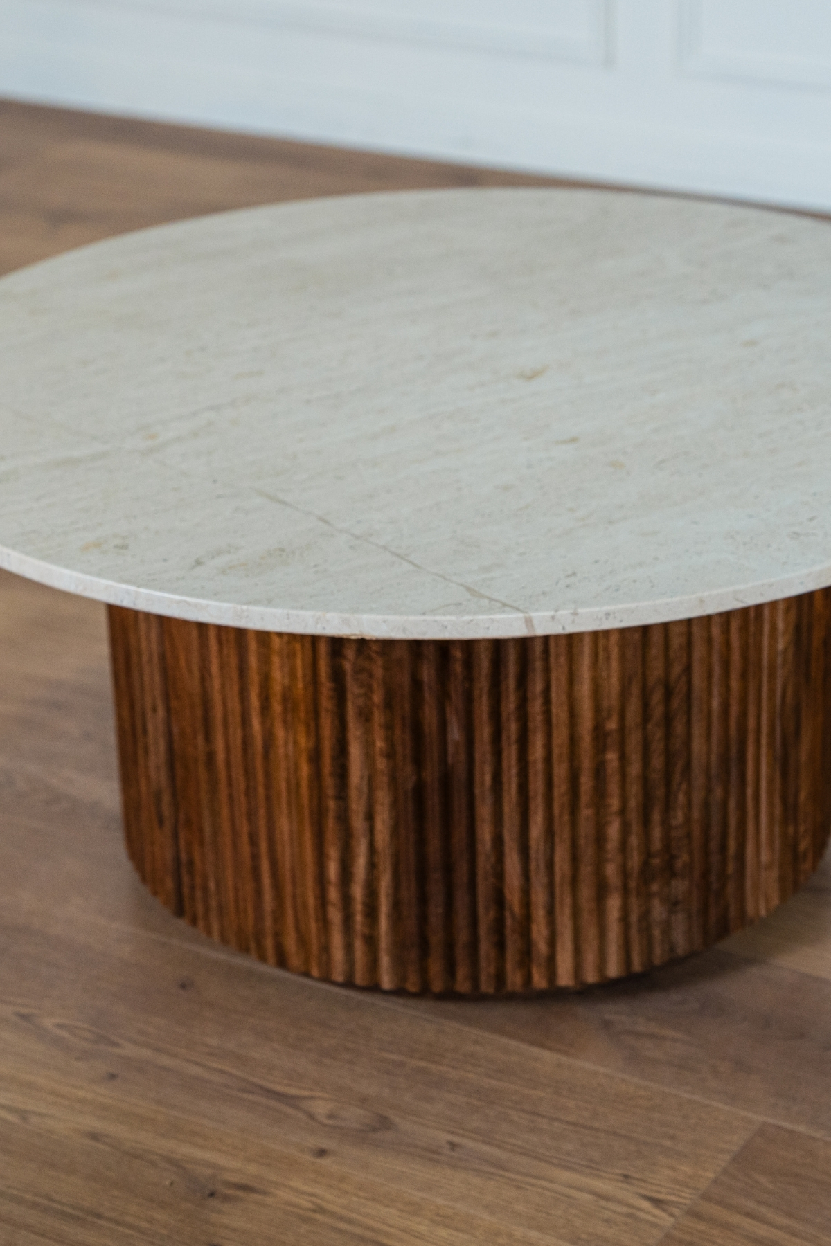 Table basse Mila en bois massif et travertin, forme ronde 90 cm, style naturel élégant