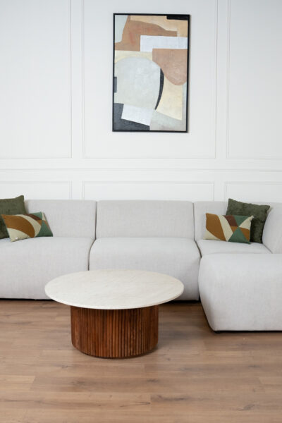 Table basse Mila en bois massif et travertin, forme ronde 90 cm, style naturel élégant