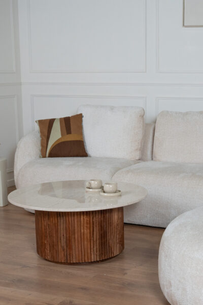 Table basse Mila en bois massif et travertin, forme ronde 90 cm, style naturel élégant