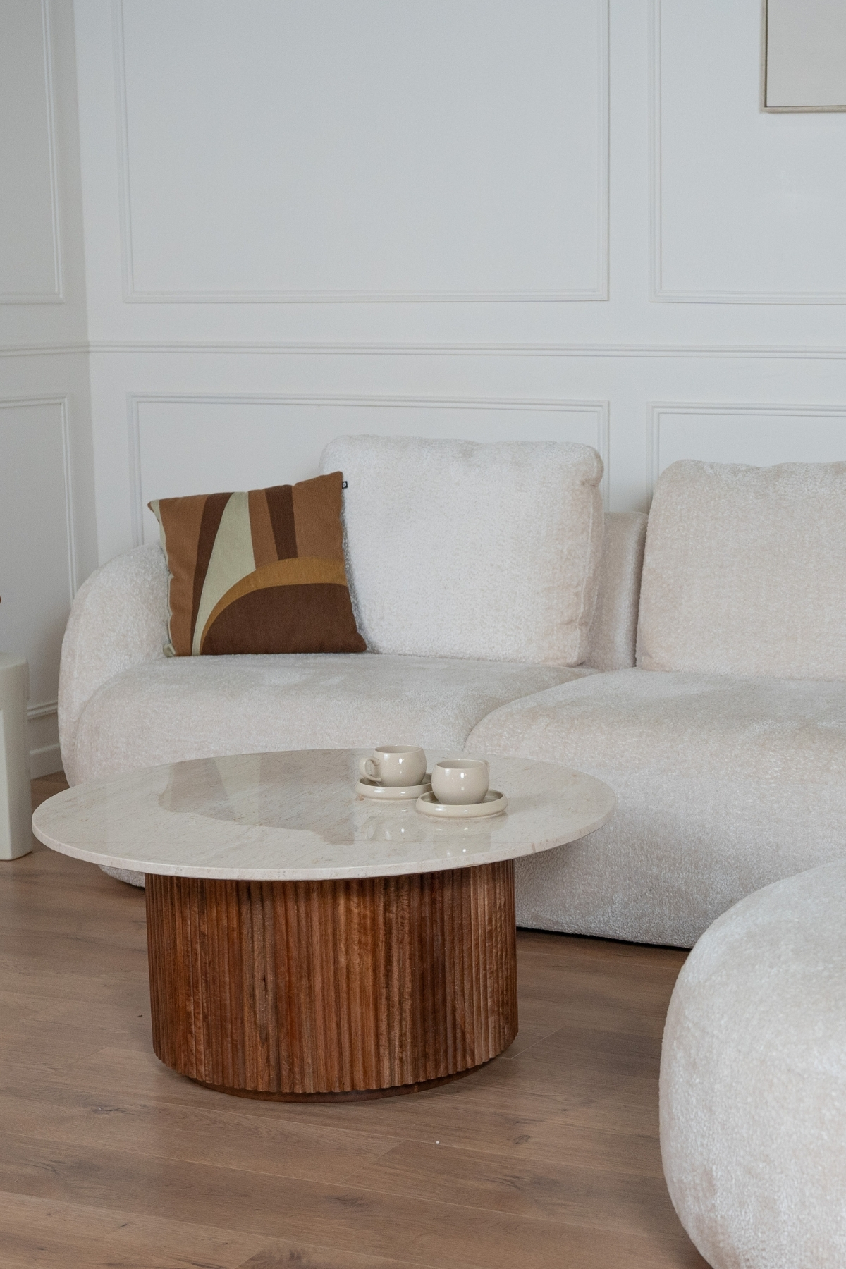 Table basse Mila en bois massif et travertin, forme ronde 90 cm, style naturel élégant