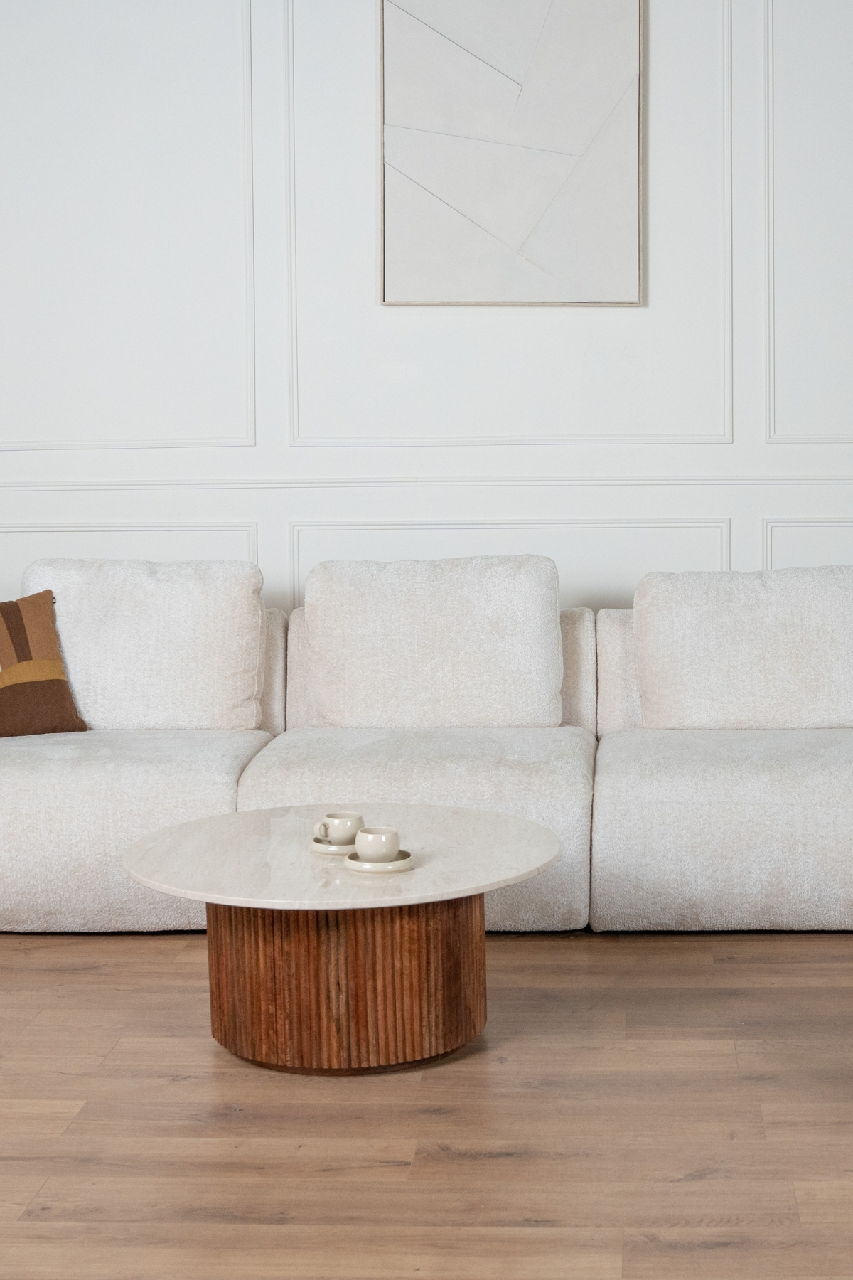 Table basse Mila en bois massif et travertin, forme ronde 90 cm, style naturel élégant