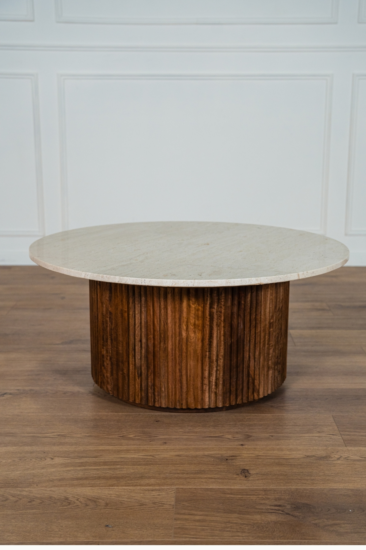 Table basse Mila en bois massif et travertin, forme ronde 90 cm, style naturel élégant