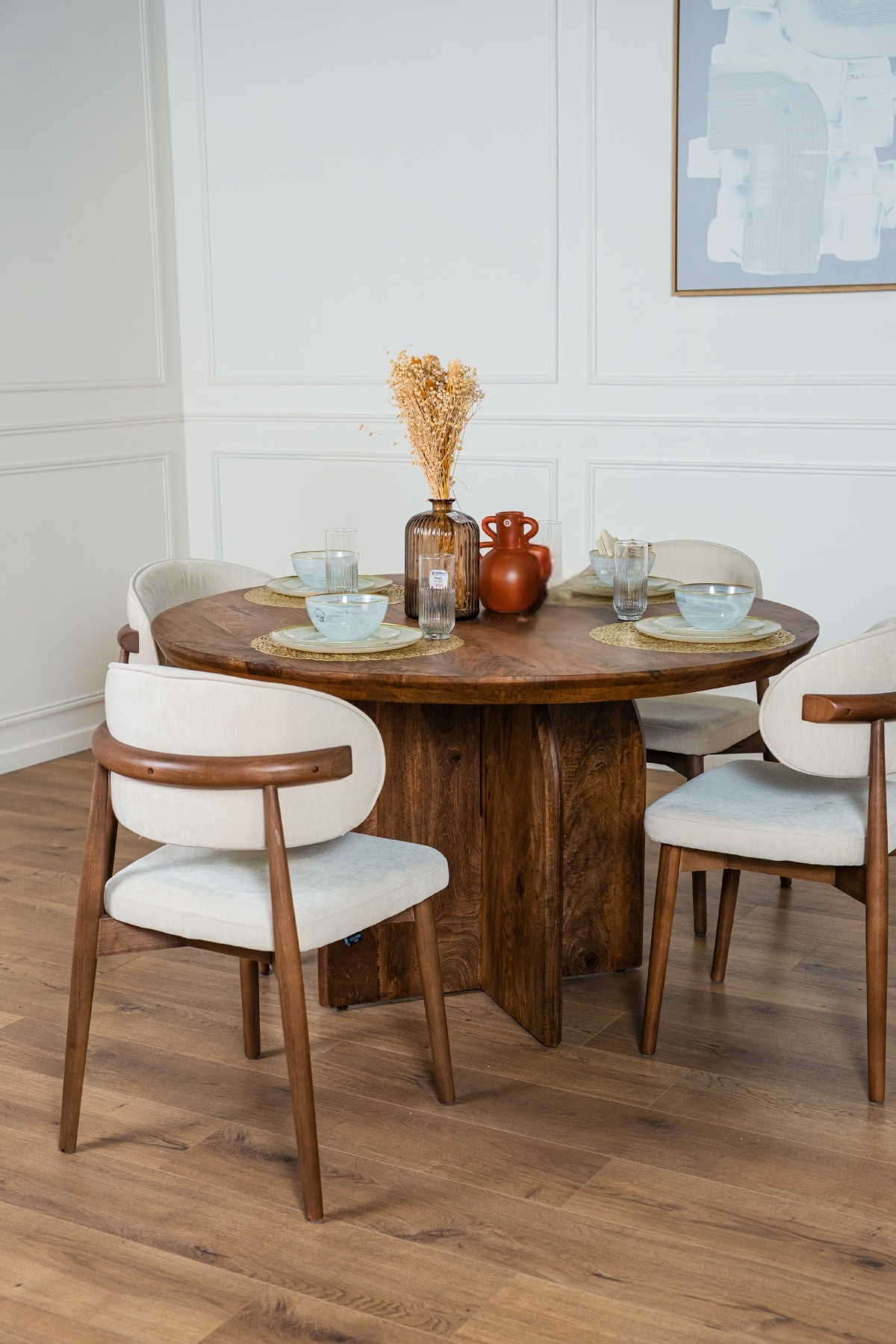 Table à manger Emilia ronde 130 cm en bois d’acacia avec pied sculptural
