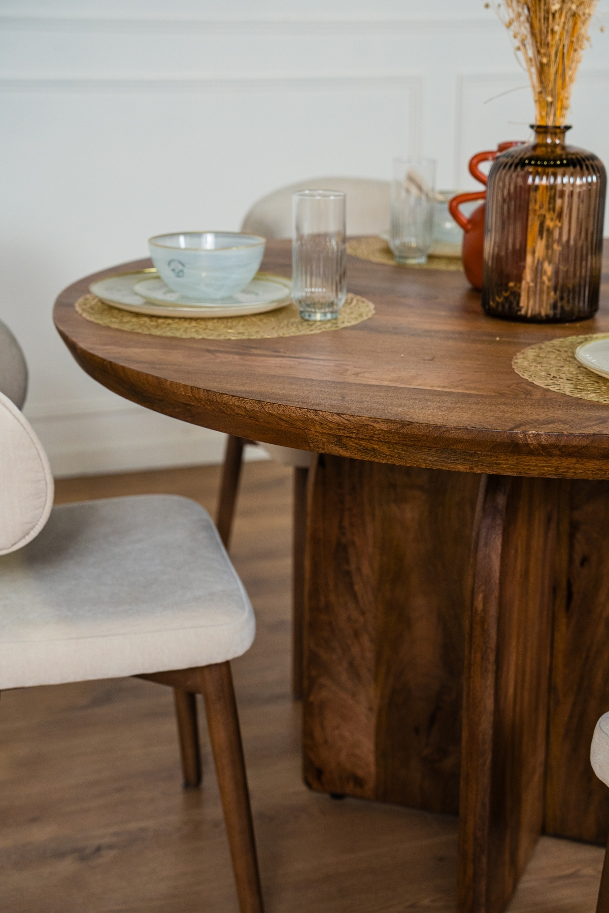 Table à manger Emilia ronde 130 cm en bois d’acacia avec pied sculptural