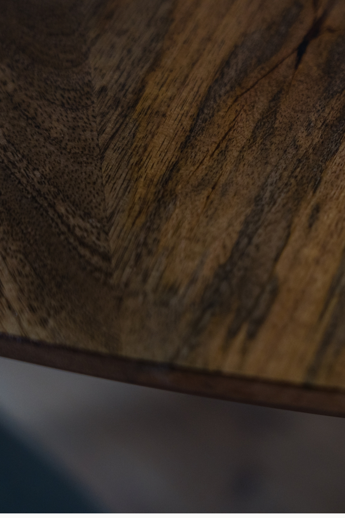 Table à manger Emilia ronde 130 cm en bois d’acacia avec pied sculptural