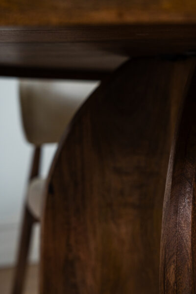 Table à manger Emilia ronde 130 cm en bois d’acacia avec pied sculptural