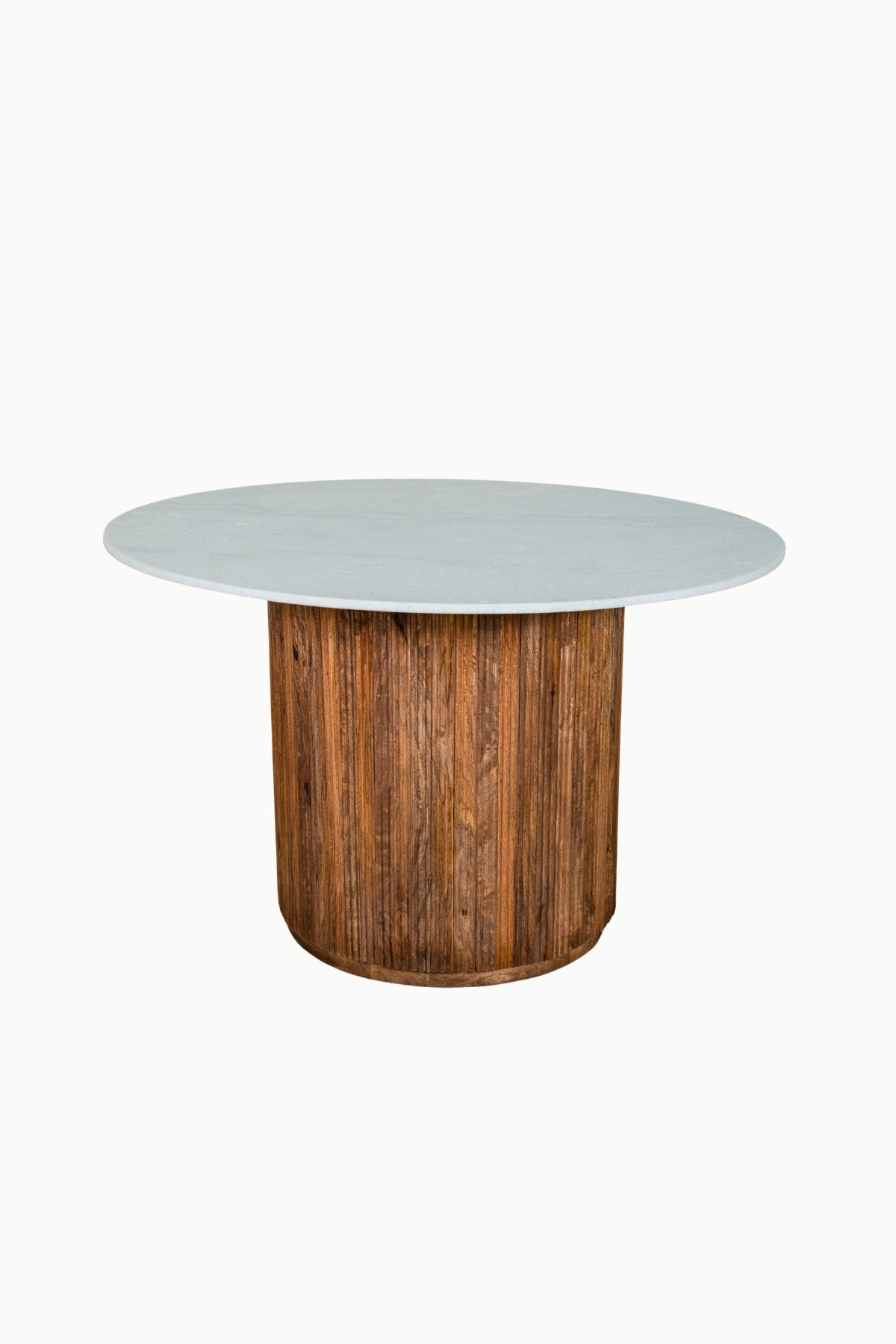 Table à manger Mila en bois massif et travertin, forme ronde 120 cm, style naturel élégant.