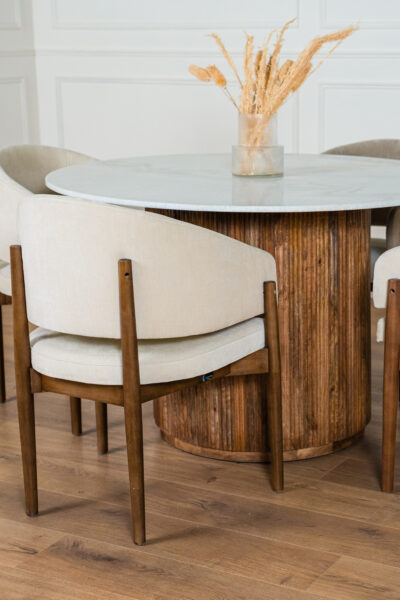 Table à manger Mila en bois massif et travertin, forme ronde 120 cm, style naturel élégant, accompagné des chaises ROSA.