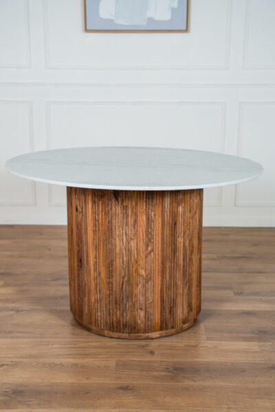 Table à manger Mila en bois massif et travertin, forme ronde 120 cm, style naturel élégant.