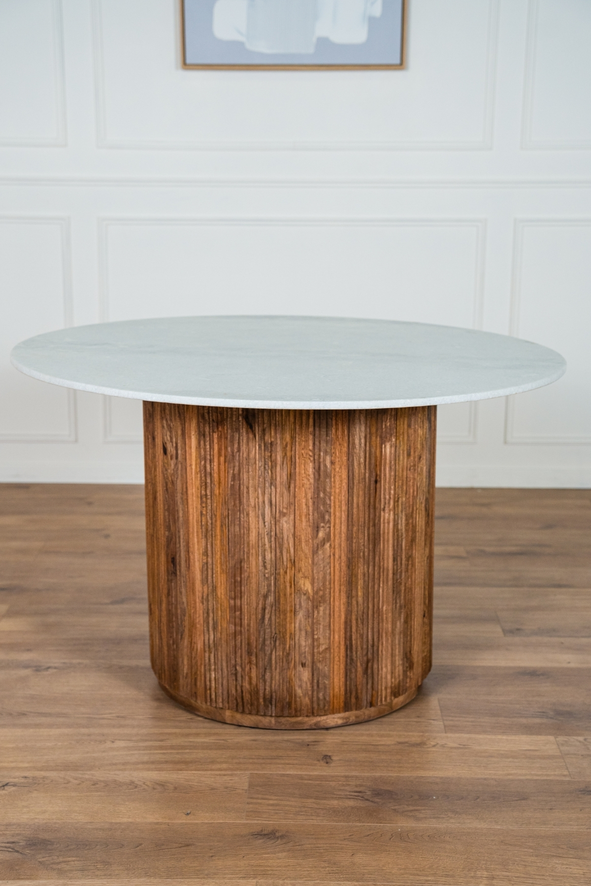 Table à manger Mila en bois massif et travertin, forme ronde 120 cm, style naturel élégant.