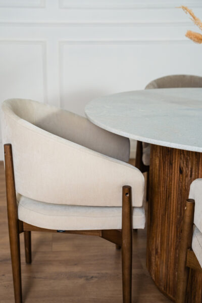 Table à manger Mila en bois massif et travertin, forme ronde 120 cm, style naturel élégant, accompagné des chaises ROSA.