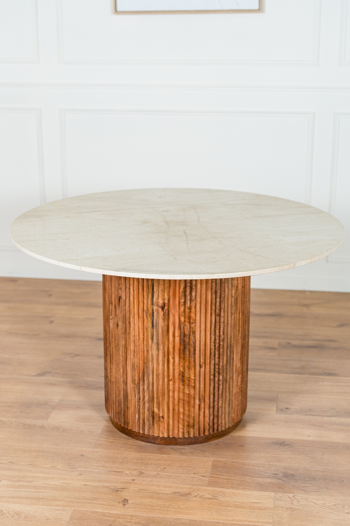 Table à manger MILA ronde 120 cm en travertin avec pied en bois de manguier rainuré