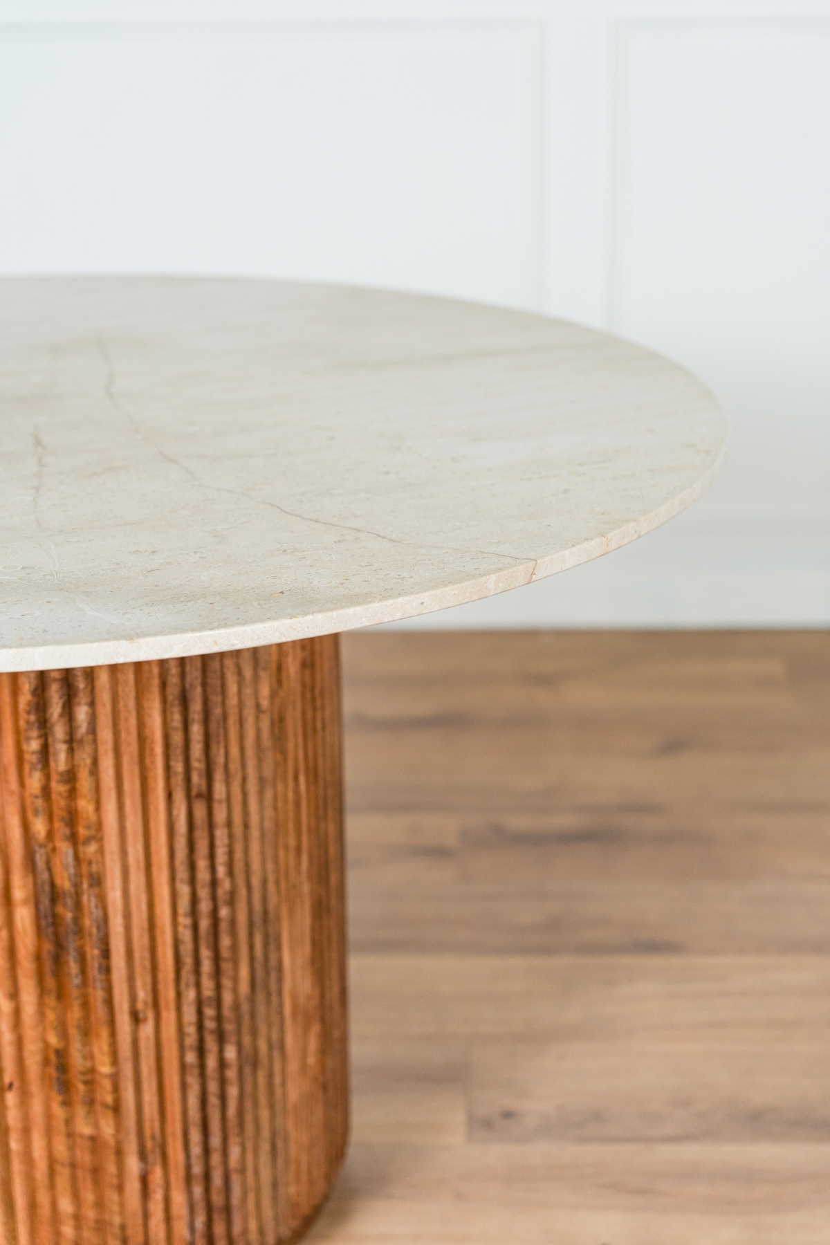 Table à manger MILA ronde 120 cm en travertin avec pied en bois de manguier rainuré