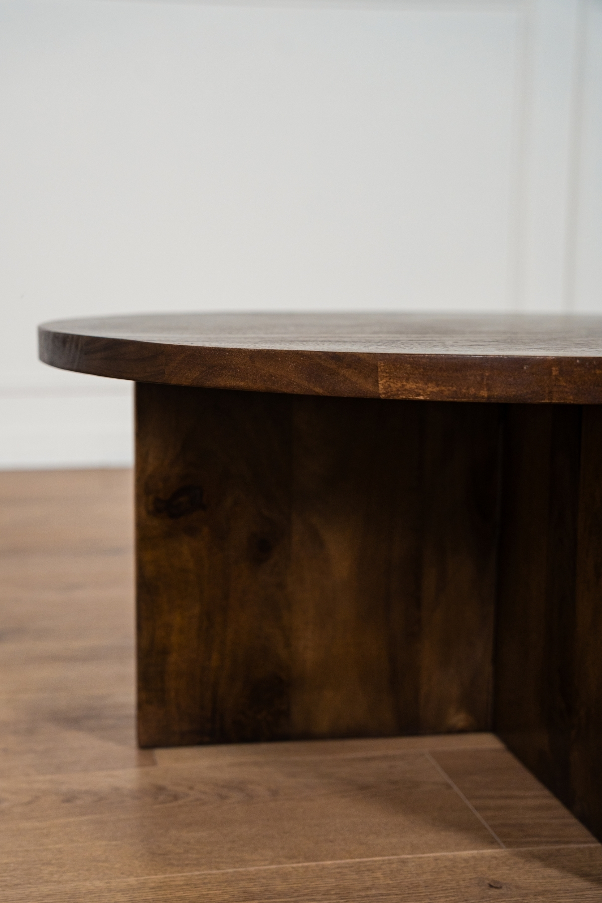 Table basse Milo ronde 80 cm en bois de manguier marron avec pieds croisés