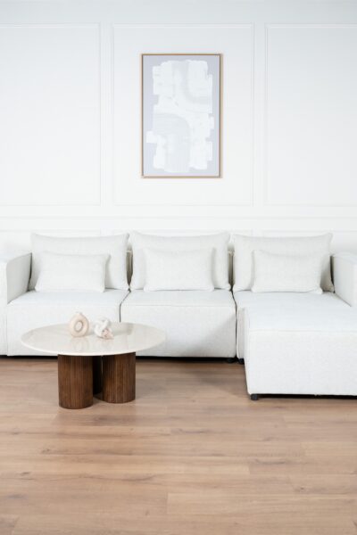 canapé_modulable_monte_carlo_tissus_chenille_écru (6) Canapé modulable en tissu chenille écru, composé de plusieurs modules avec coussins assortis"