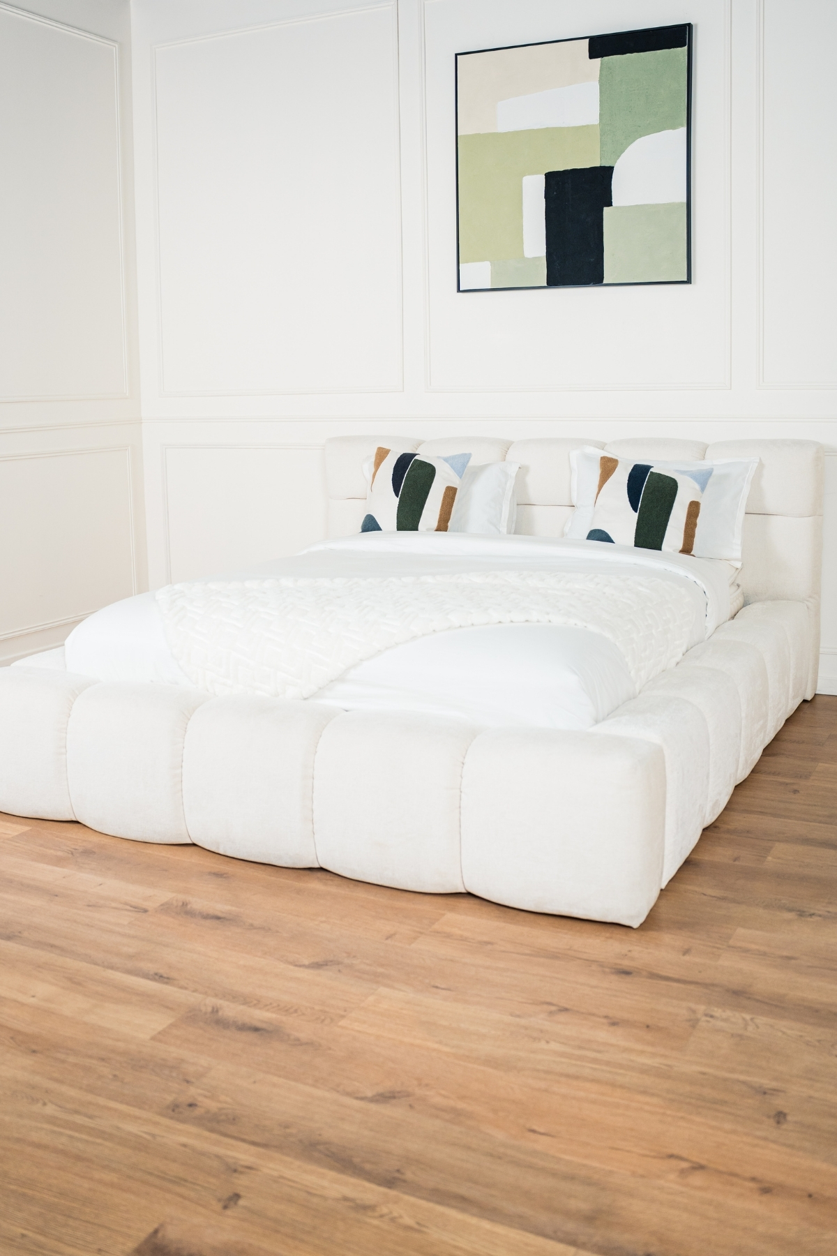 Lit coffre bubble en tissu chenille écru, design arrondi, fabrication européenne haut de gamme, vérins 1000NW, personnalisable.