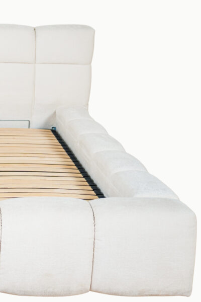 Lit coffre bubble en tissu chenille écru, design arrondi, fabrication européenne haut de gamme, vérins 1000NW, personnalisable.