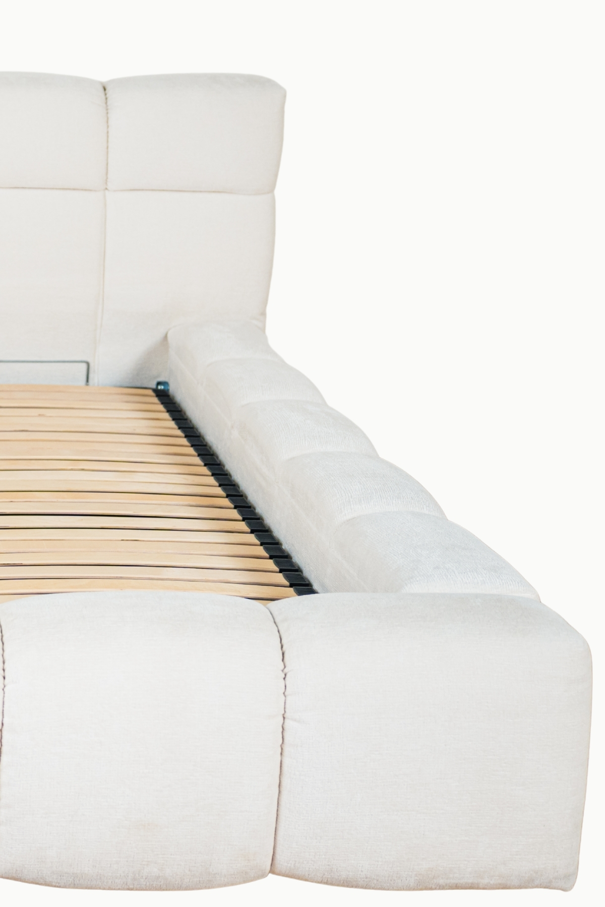 Lit coffre bubble en tissu chenille écru, design arrondi, fabrication européenne haut de gamme, vérins 1000NW, personnalisable.