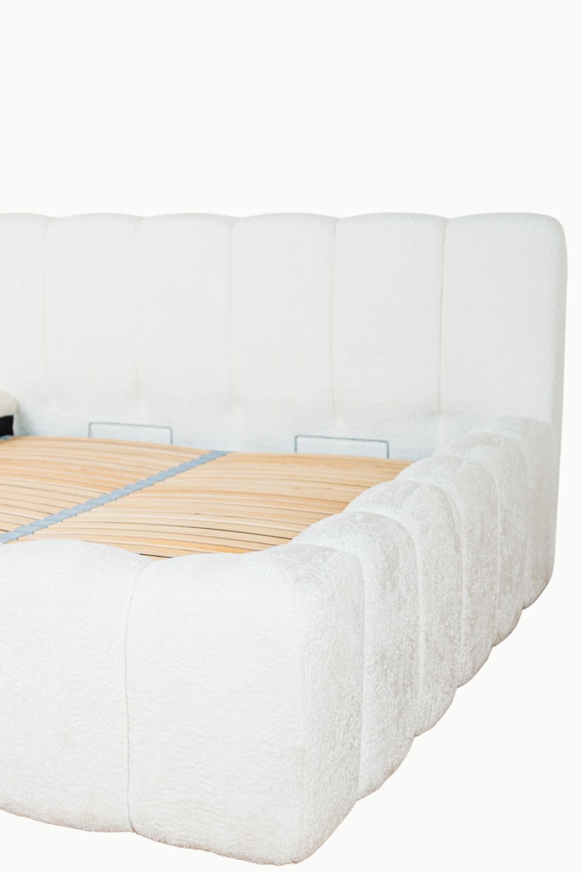 Lit coffre lisa deux places en tissu chenille écru, design contemporain minimaliste avec grand coffre de rangement et fabrication européenne haut de gamme.