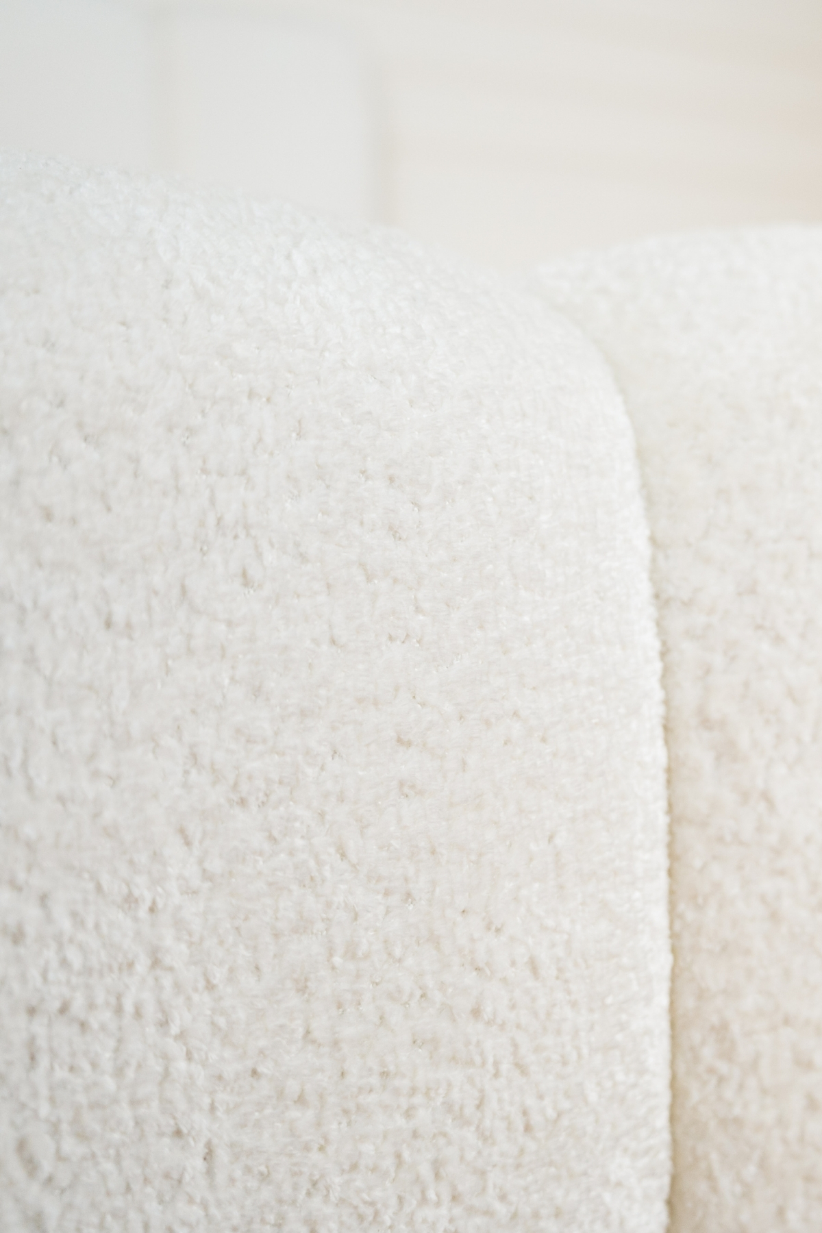 Lit coffre lisa deux places en tissu chenille écru, design contemporain minimaliste avec grand coffre de rangement et fabrication européenne haut de gamme.