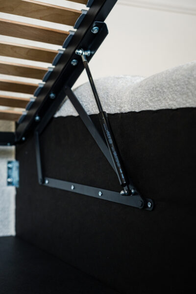 Lit coffre lisa deux places en tissu chenille écru, design contemporain minimaliste avec grand coffre de rangement et fabrication européenne haut de gamme.