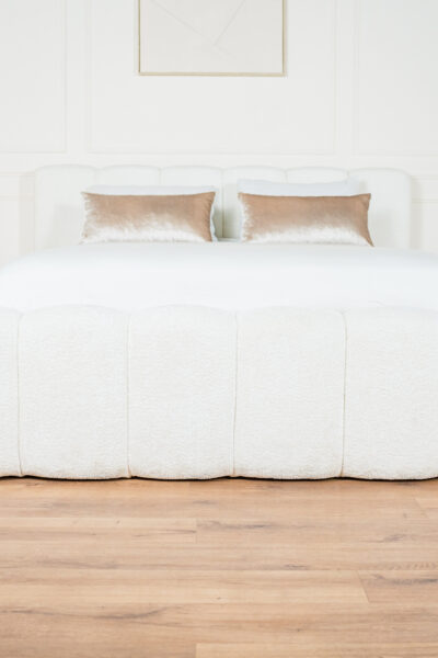 Lit coffre lisa deux places en tissu chenille écru, design contemporain minimaliste avec grand coffre de rangement et fabrication européenne haut de gamme.