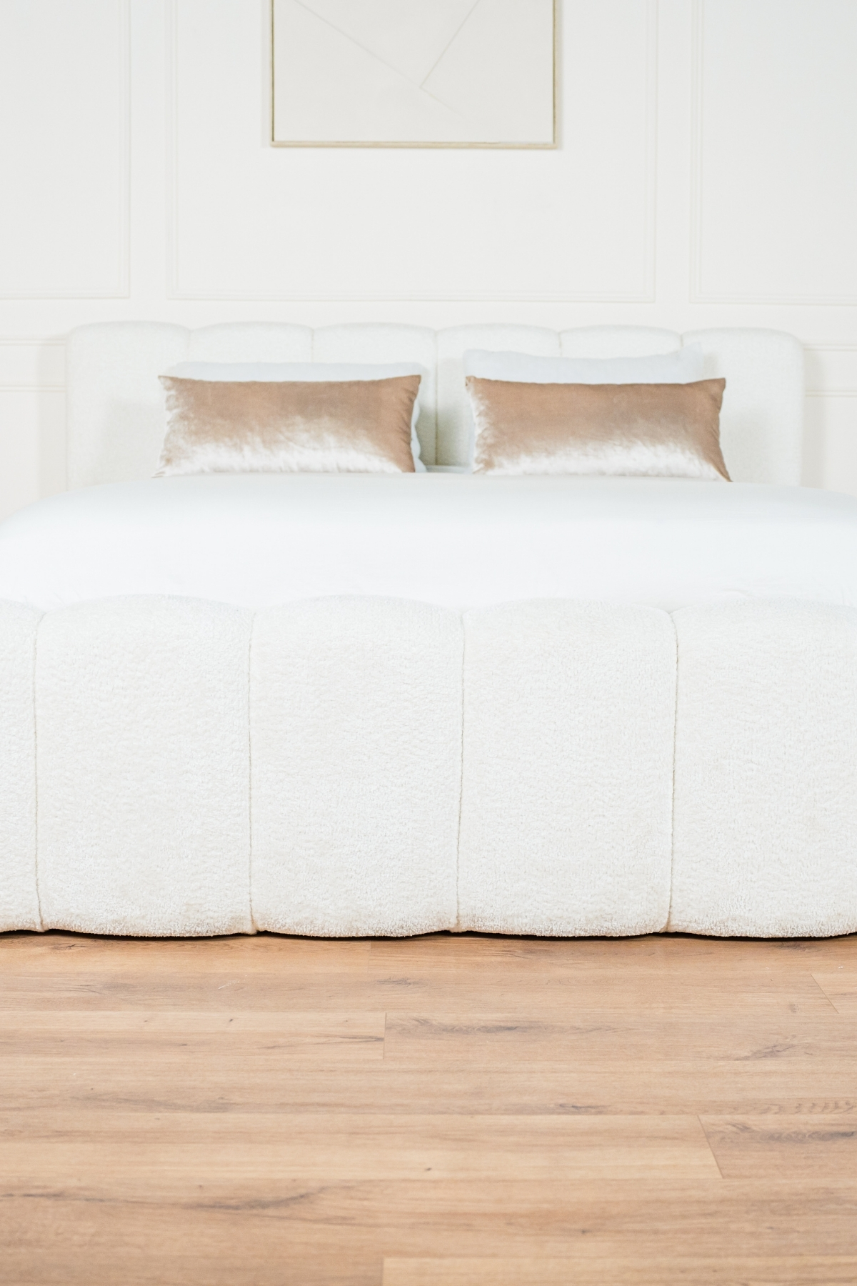 Lit coffre lisa deux places en tissu chenille écru, design contemporain minimaliste avec grand coffre de rangement et fabrication européenne haut de gamme.