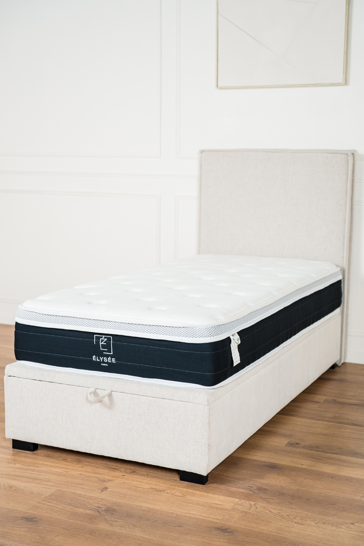 Lit coffre une place tina en tissu chenille écru, coffre de rangement, lattes en bouleau et fabrication européenne haut de gamme.